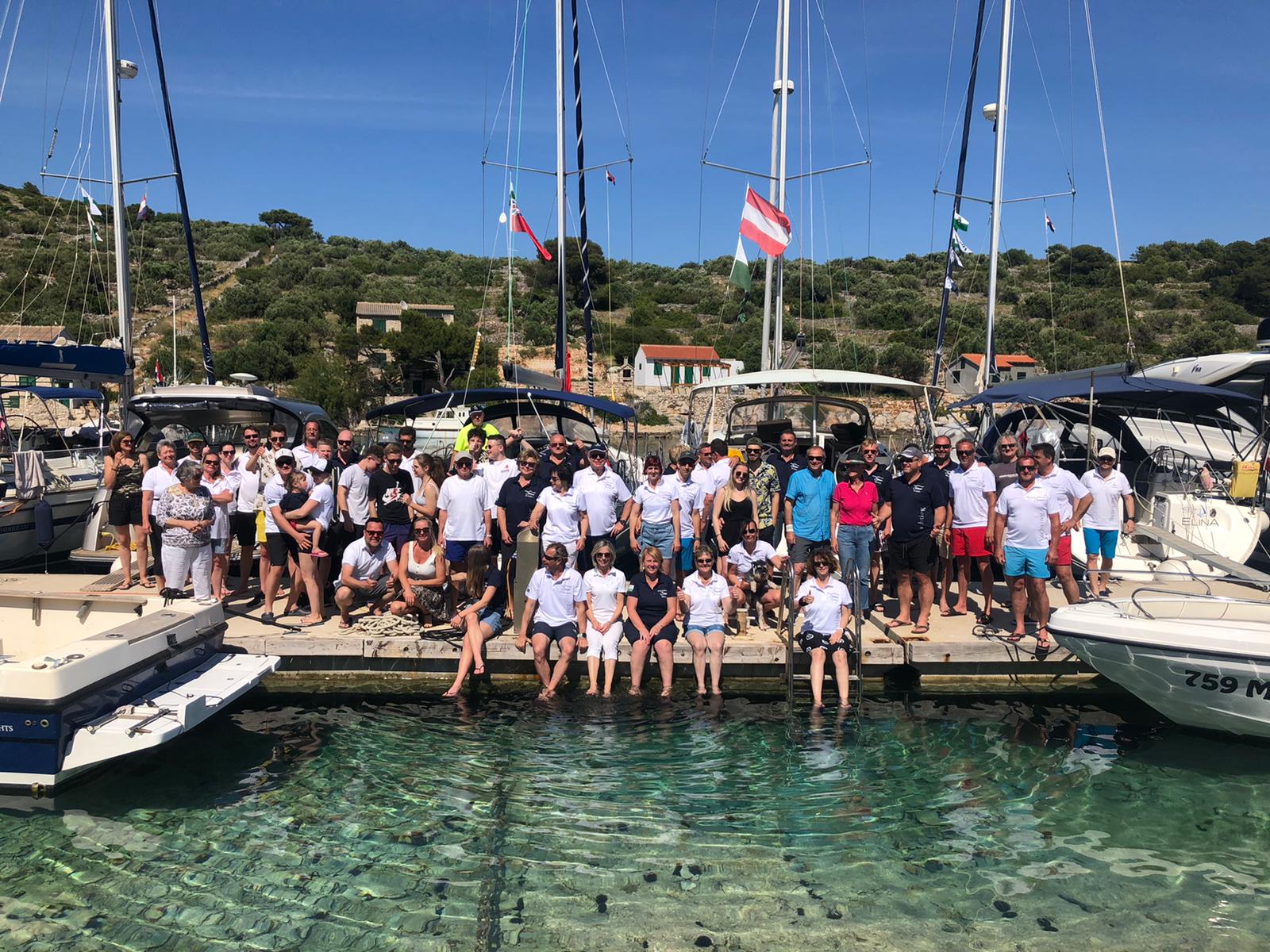 Skipper treffen Frontales Bild von allen Vereinsmitgliedern in kroatien